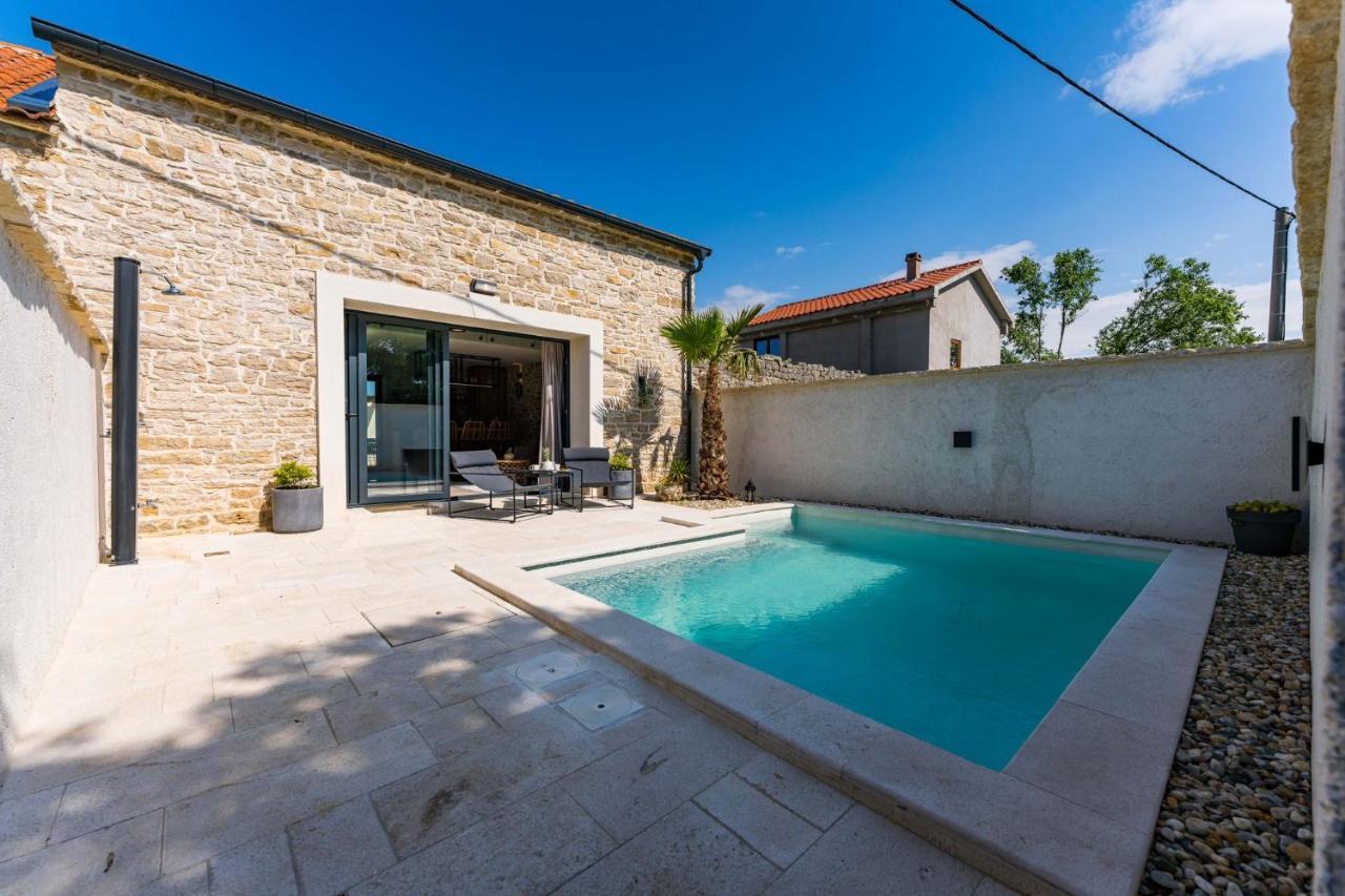 Stone House With Pool Poeta Villa Pridraga Luaran gambar